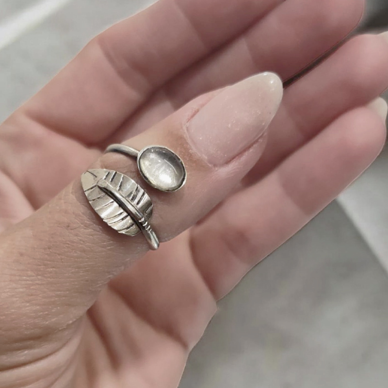 Anillo Gema Cuarzo Cristal con Hoja Alpaca