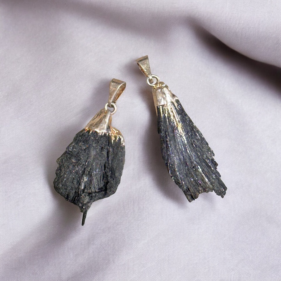 Dije Gema Cianita Negra Electroplate