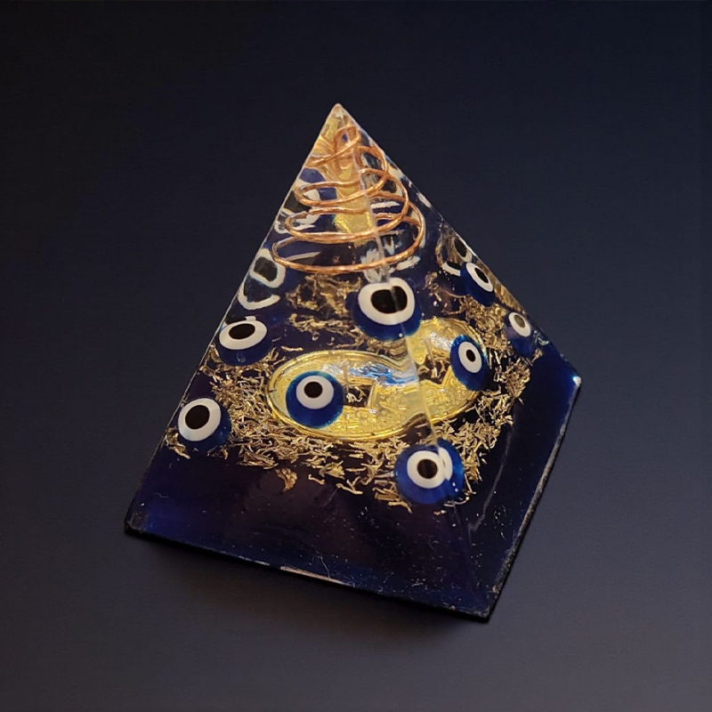Orgonite Piramide 5cm con Ojos