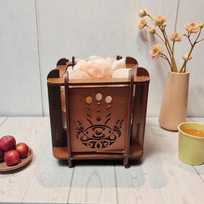 Lampara de Sal Madera Calada Cuadrada Mano de Fatima