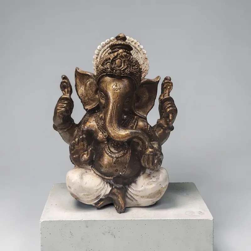 Ganesha Dorada Resina 14cm Manto Blanco