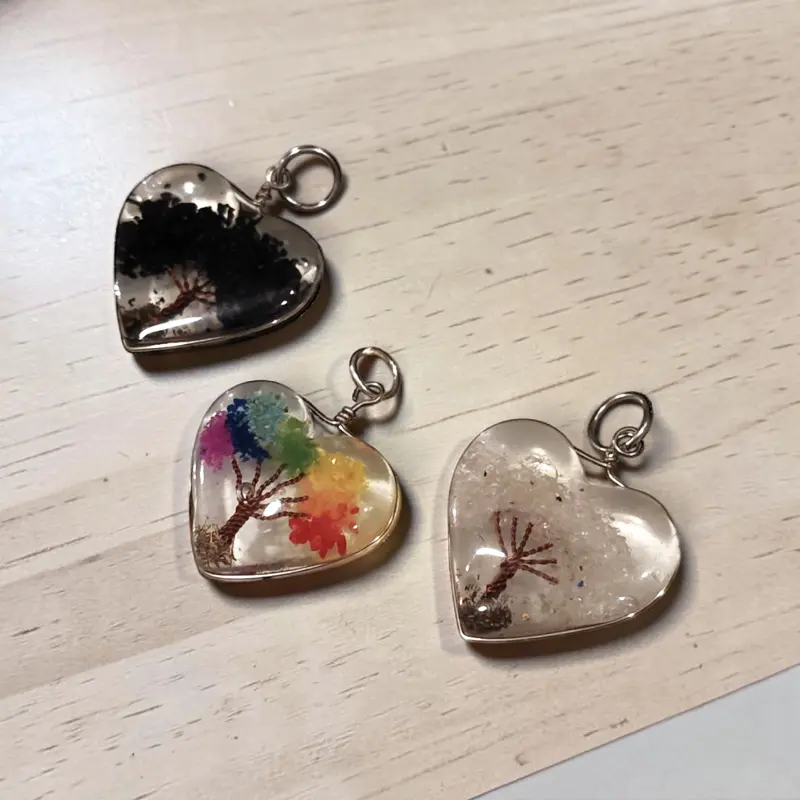 Dije Orgonite en Forma de Corazon, Arbol con Gemas 
