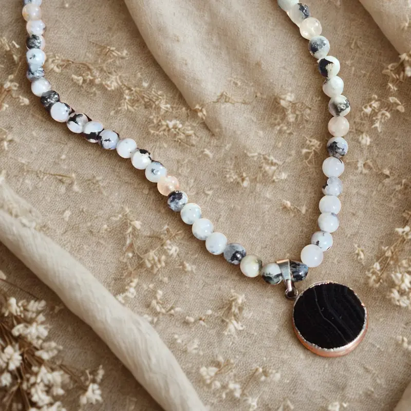Collar Gema Piedra de la Luna con Dije Corazon Agata Negra