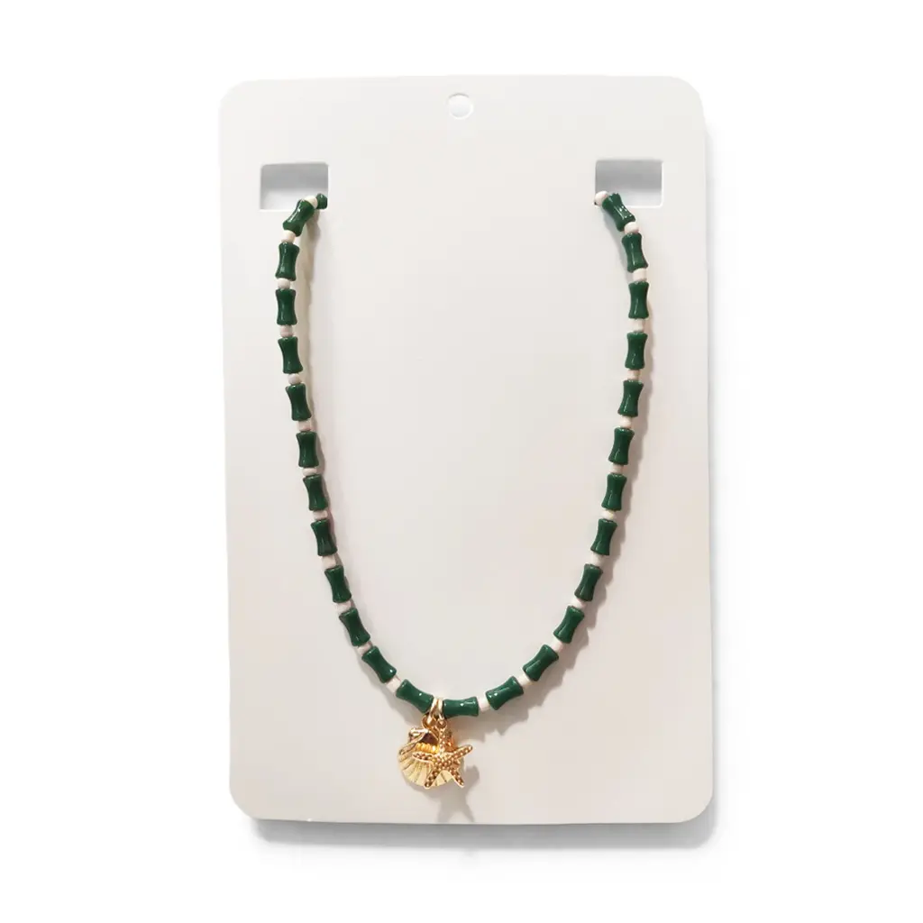 Collar con Verde y Blanco con Dijes Dorados 