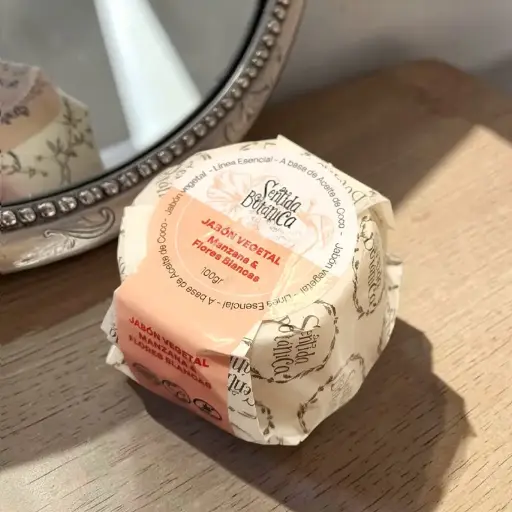 Jabon Vegetal Manzana y Flores BLancas Linea Esencial Sentida Botanica 100gr