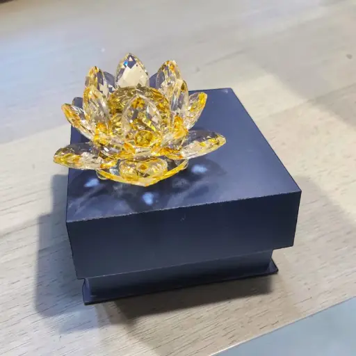 Flor de Loto Vidrio Color Amarilla Grande 11cm en Caja