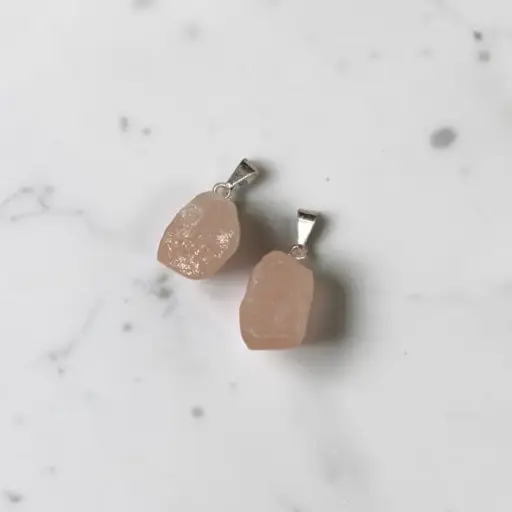 Dije Gema Cuarzo Rosa en Bruto Clavado