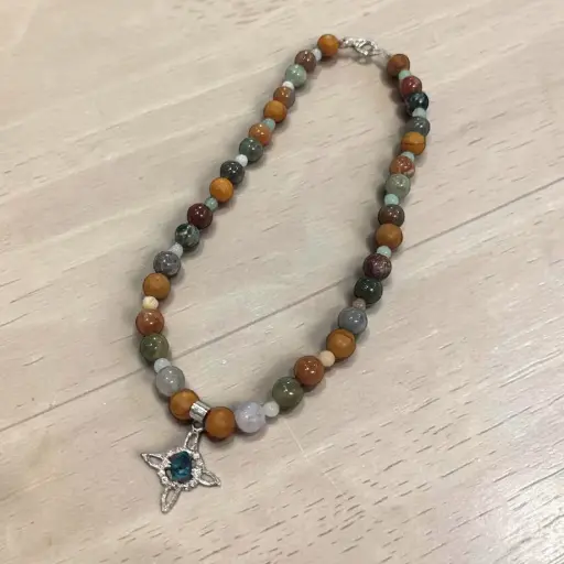 Collar Gemas Jaspe Madera, Amazonita y Agata Musgosa con Dije Nudo de Brujas con Turquesa