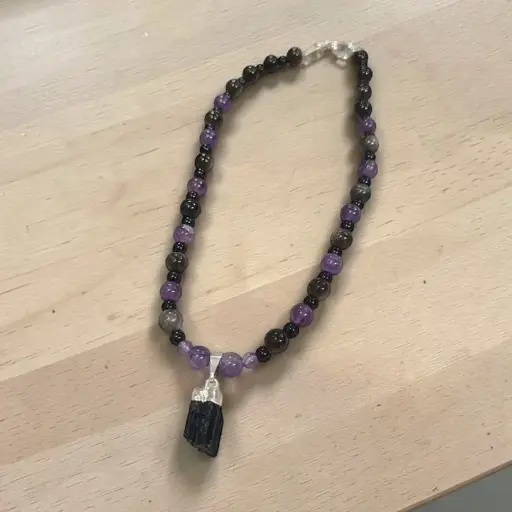 Collar Gemas Amatista y Obsidiana Plateada con Dije de Turmalina Negra