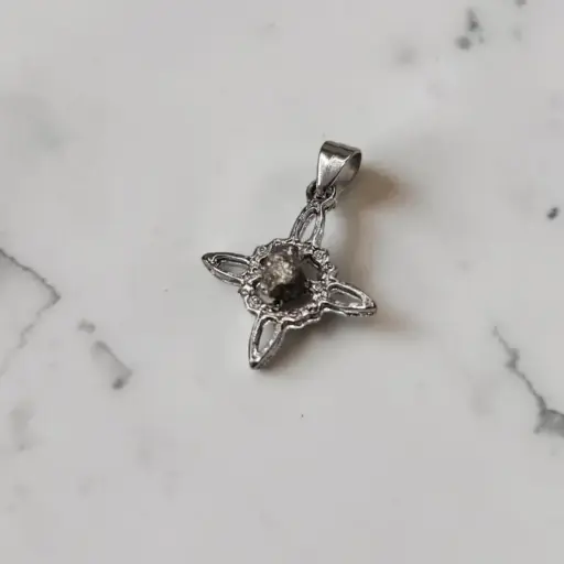 Dije Nudo de Brujas Mini Pirita en Bruto