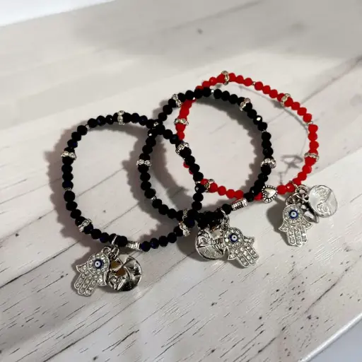 Pulsera Elastica con Dije Promesa de Meñique, Mano de Fatima y Trebol Colores Surtidos 