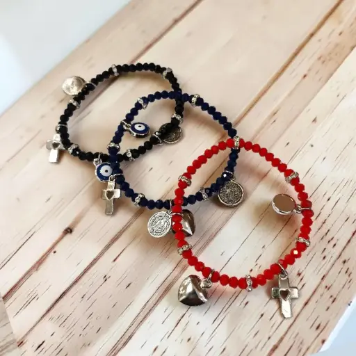 Pulsera Elastica con Dijes Ojo Turco, Cruz, San Benito y Corazon Azul