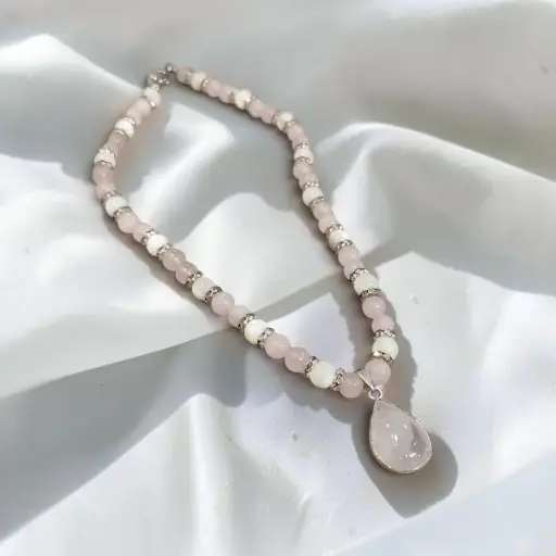 Collar Gema Cuarzo Rosa y Nacar con Dije en Gota 