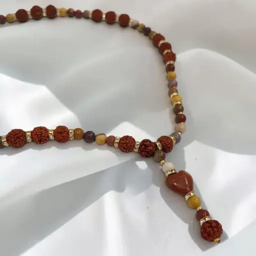 Collar Japa Mala Rudraksha con Gemas Mokaita, y Corazon de Jaspe Rojo 