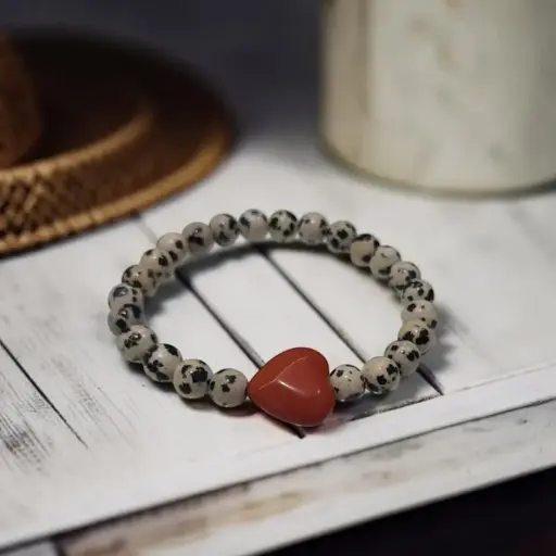Pulsera Gema Elastica Jaspe Cebra con Corazon de Jaspe Rojo 