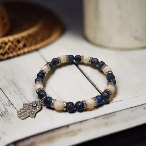Pulsera Gema Elastica Lapislazuli y Nacar con Mano de Fatima 