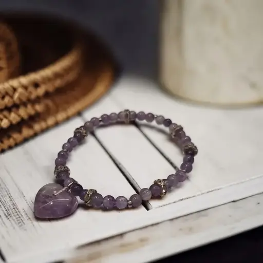 Pulsera Gema Elastica Amatista con Dije Corazon
