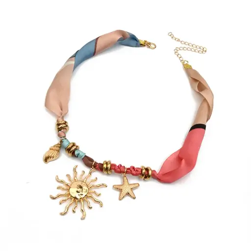 Collar de Seda Marino Con Dijes Dorados